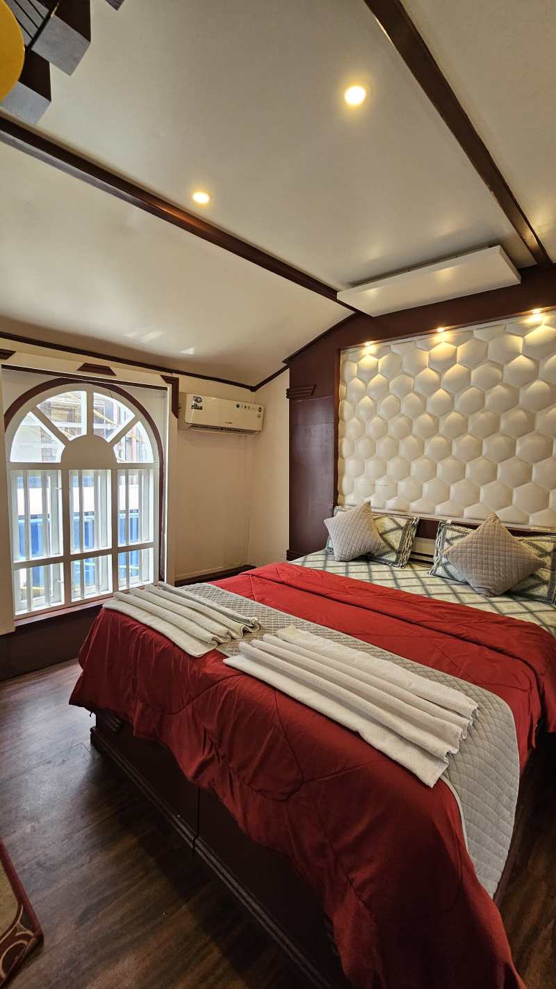 Royal Rivers Luxury Houseboats image